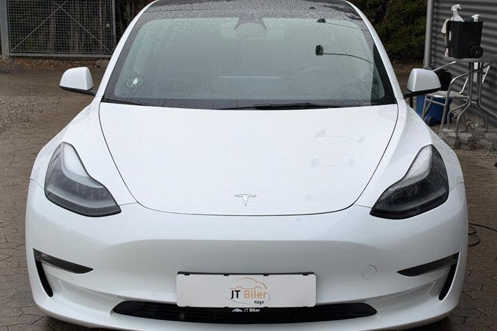 Grå Tesla Model 3 fra 2021