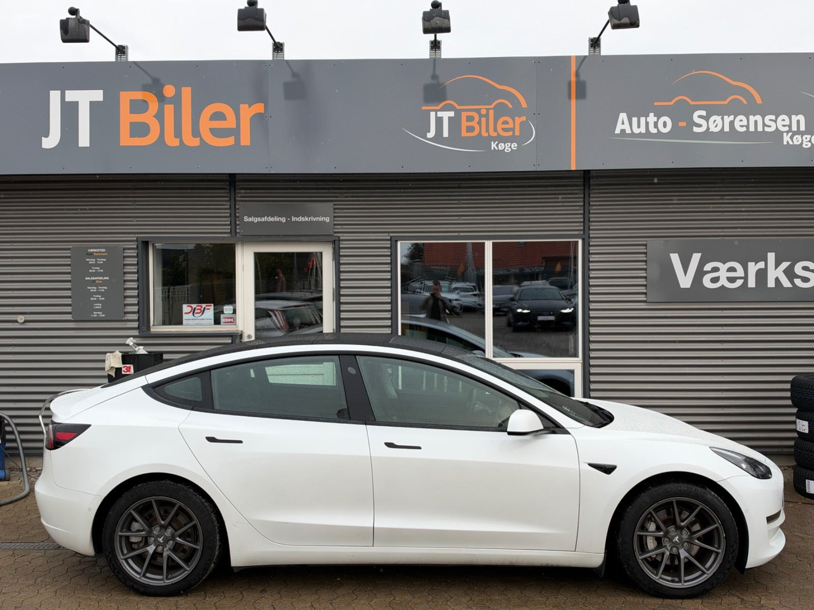 Grå Tesla Model 3 fra 2021
