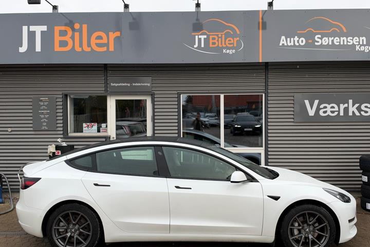 Grå Tesla Model 3 fra 2021