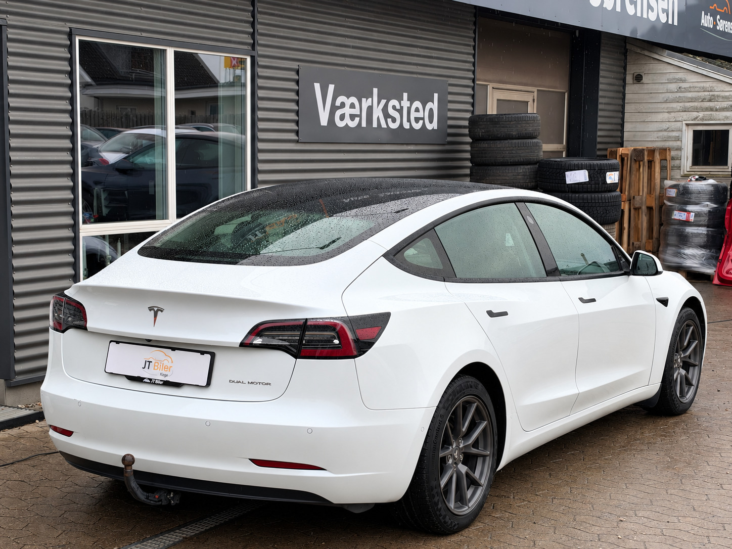 Grå Tesla Model 3 fra 2021