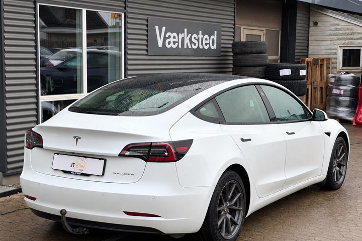 Grå Tesla Model 3 fra 2021
