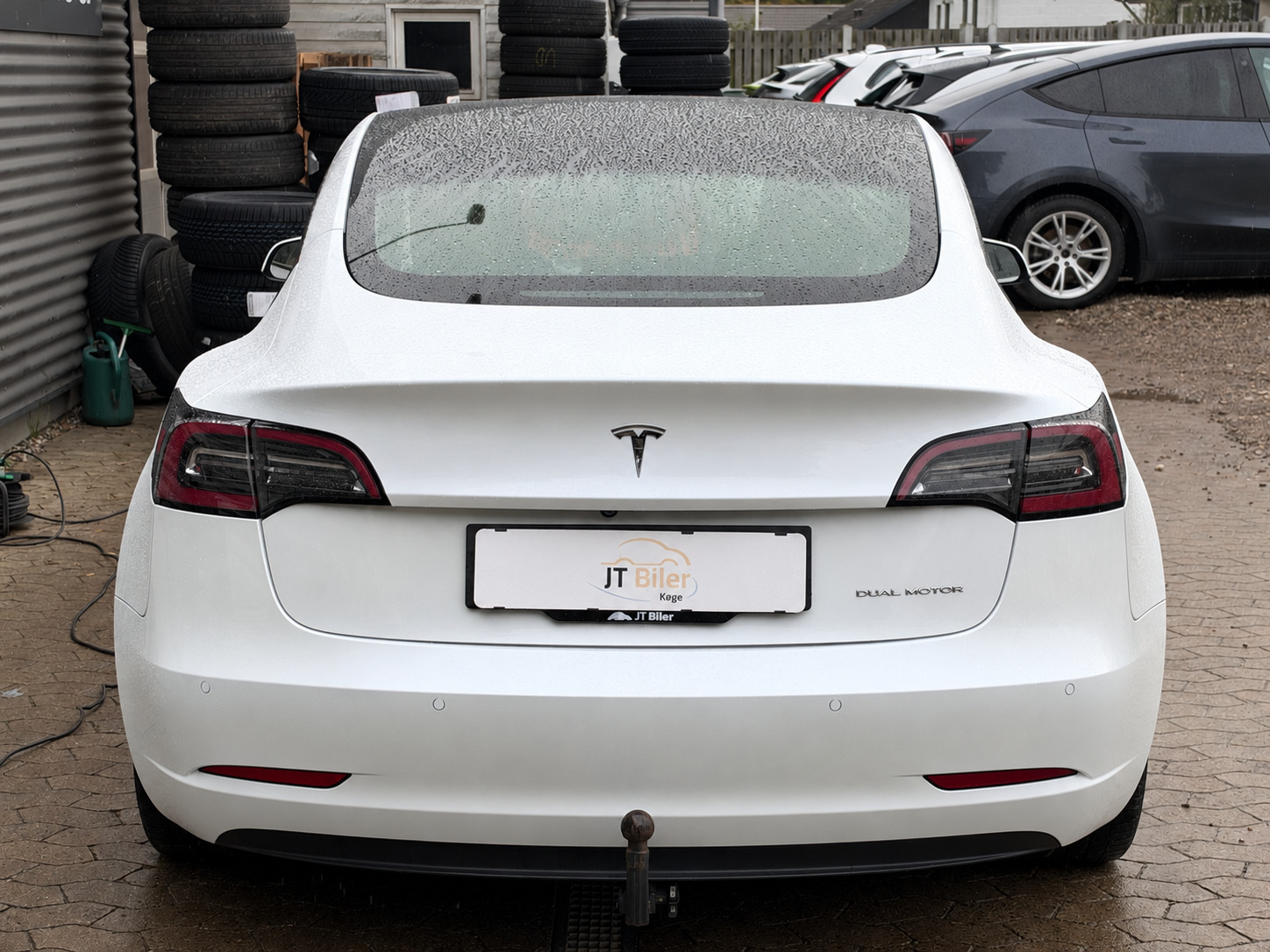 Grå Tesla Model 3 fra 2021