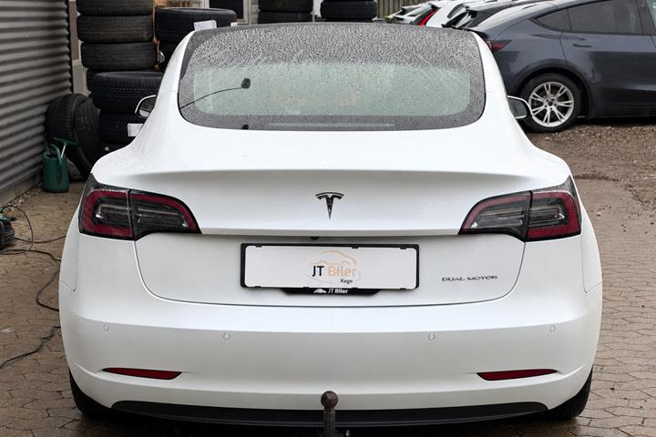 Grå Tesla Model 3 fra 2021