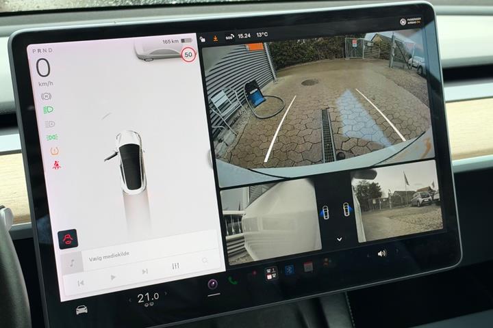 Grå Tesla Model 3 fra 2021