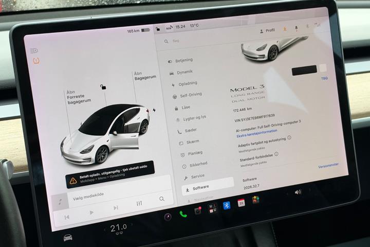 Grå Tesla Model 3 fra 2021