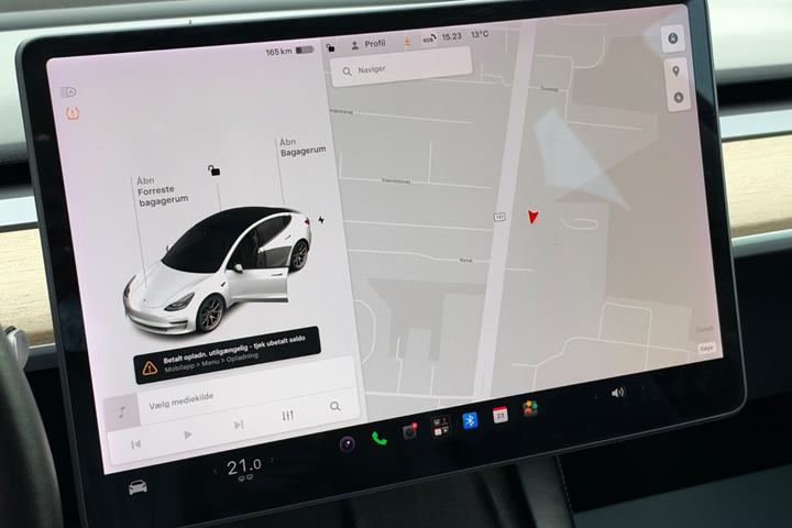 Grå Tesla Model 3 fra 2021