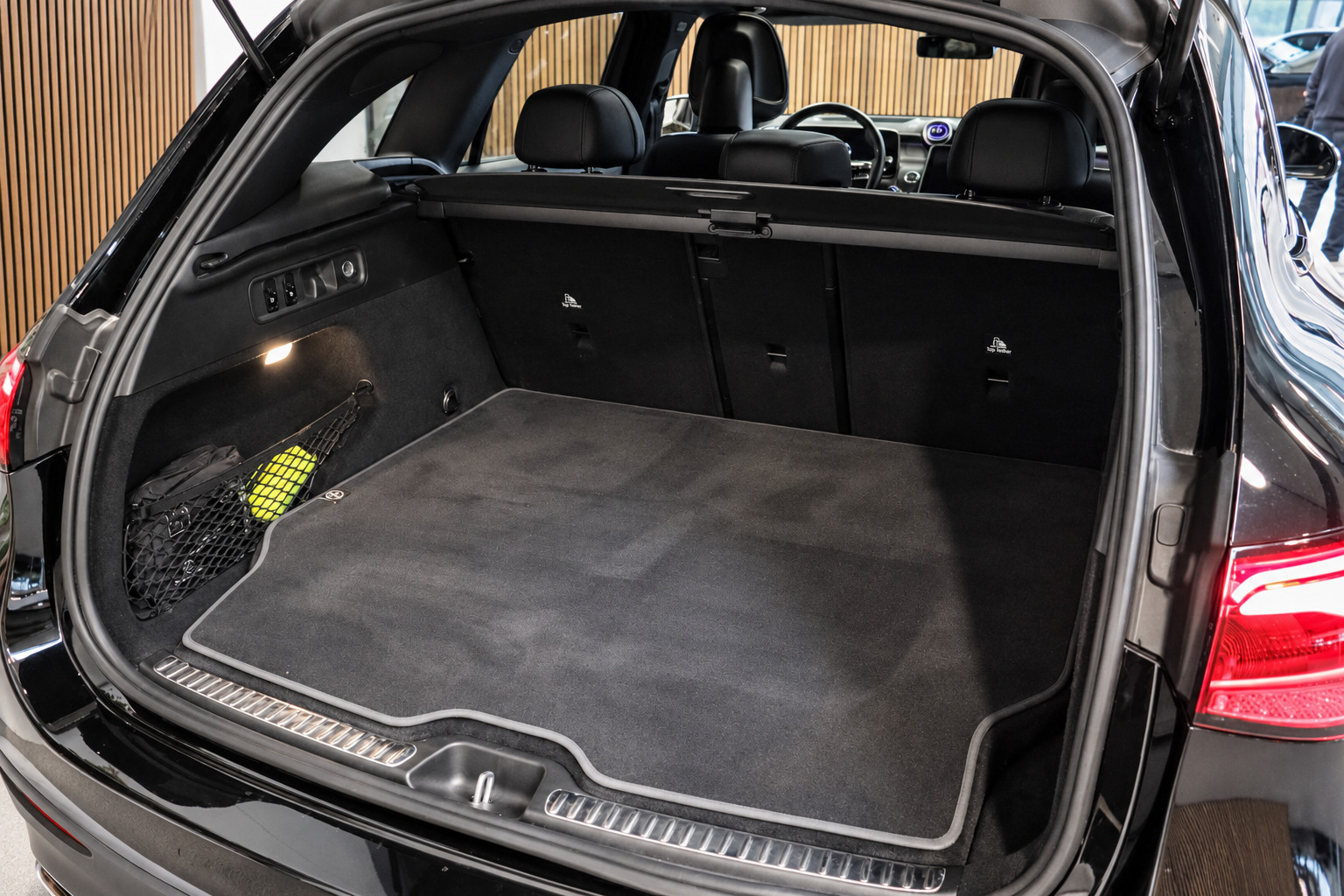 Sort Mercedes GLC300 e fra 2023