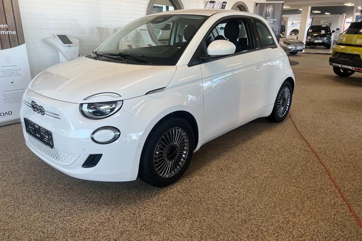 Hvid Fiat 500e fra 2024