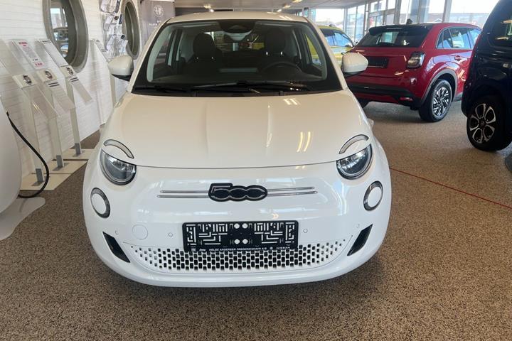 Hvid Fiat 500e fra 2024