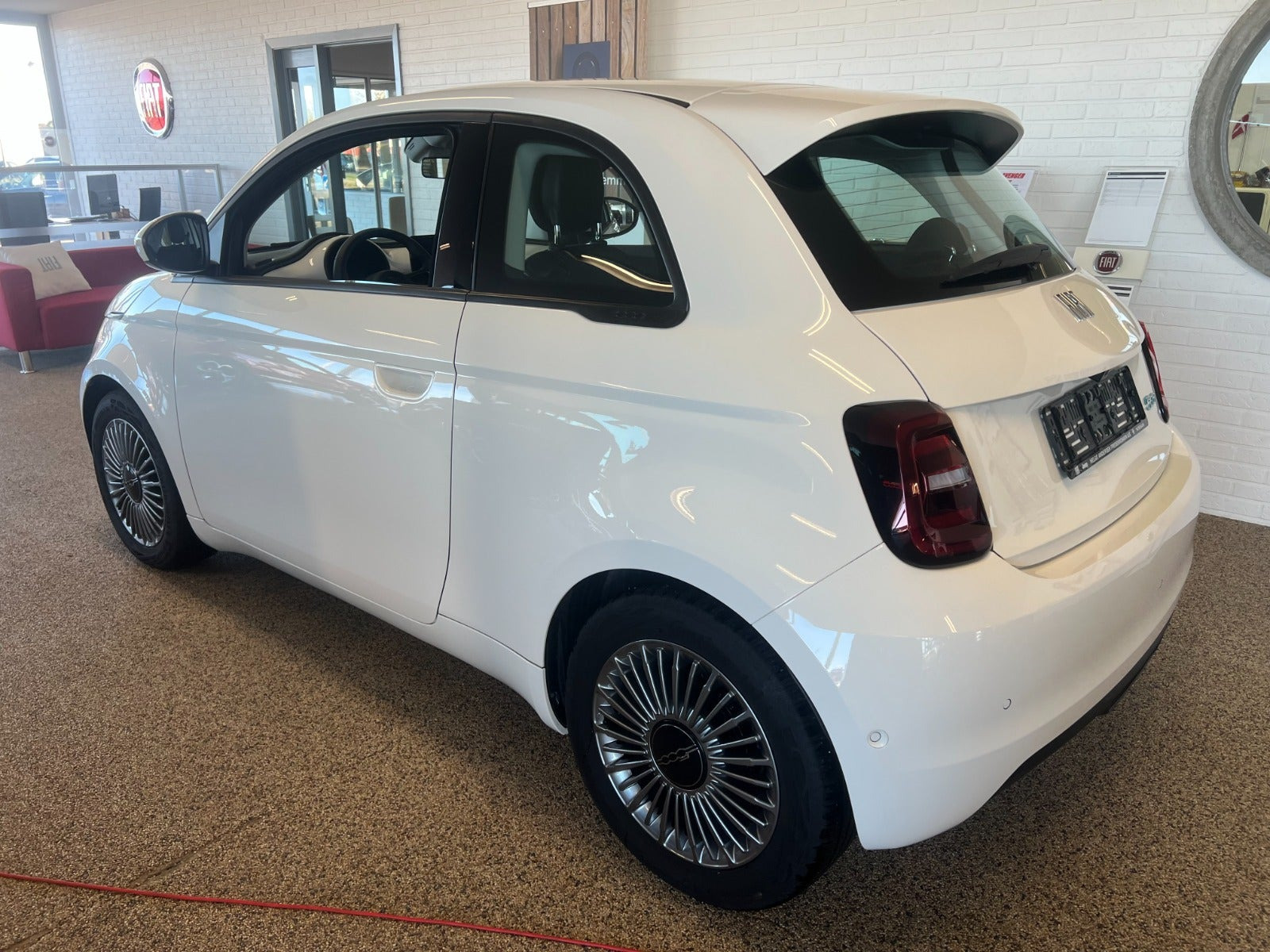Hvid Fiat 500e fra 2024