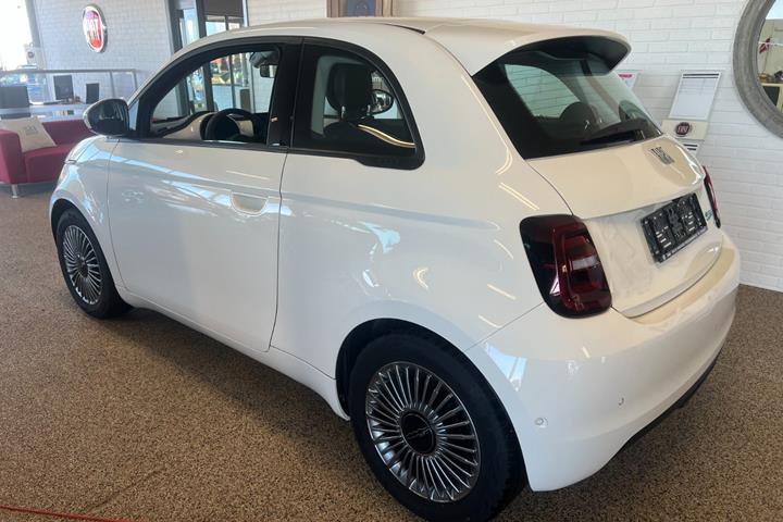 Hvid Fiat 500e fra 2024