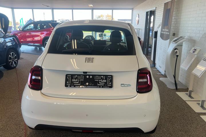 Hvid Fiat 500e fra 2024