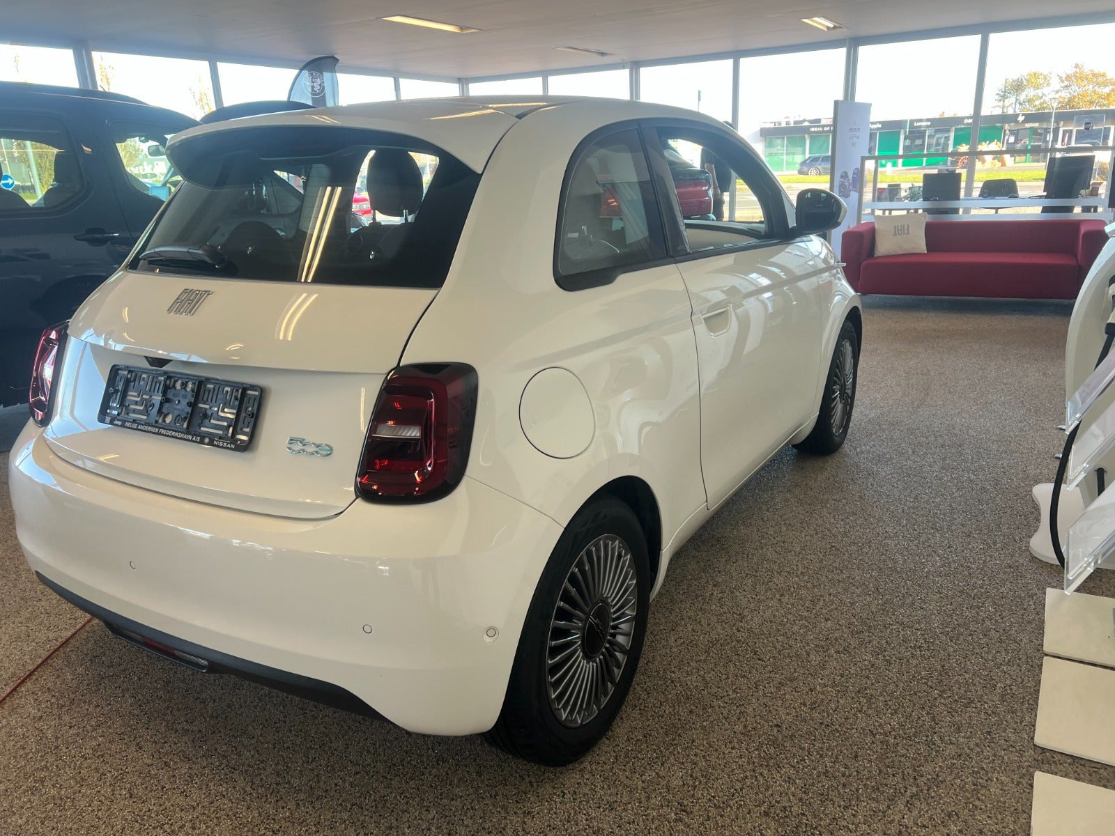 Hvid Fiat 500e fra 2024
