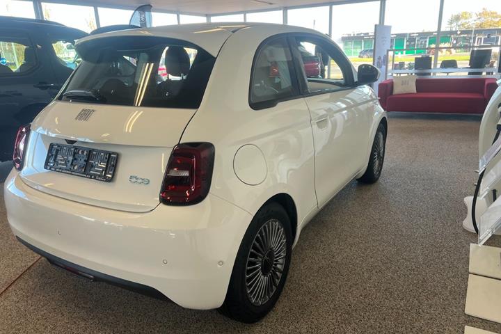 Hvid Fiat 500e fra 2024