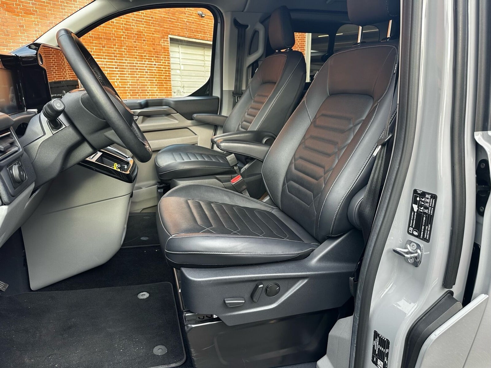 Grå Ford Tourneo Custom 340 L1 fra 2024