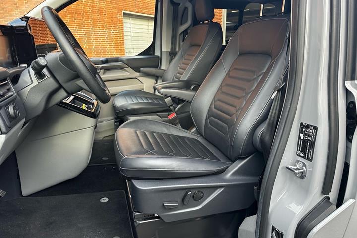 Grå Ford Tourneo Custom 340 L1 fra 2024
