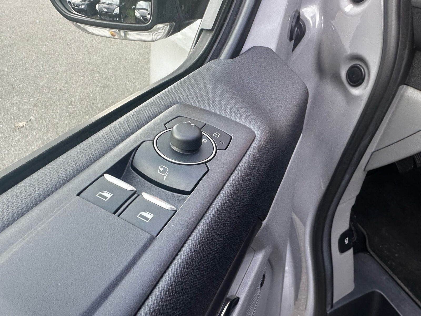 Grå Ford Tourneo Custom 340 L1 fra 2024