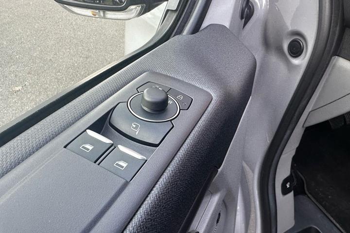 Grå Ford Tourneo Custom 340 L1 fra 2024