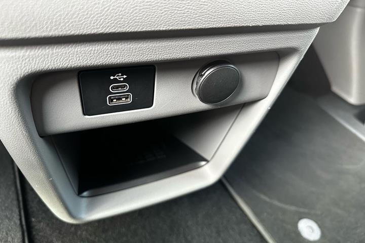 Grå Ford Tourneo Custom 340 L1 fra 2024
