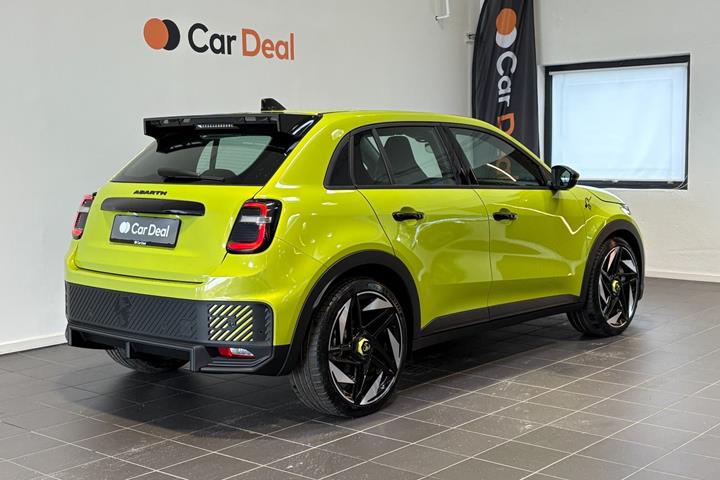 Grøn Abarth 600e fra 2025