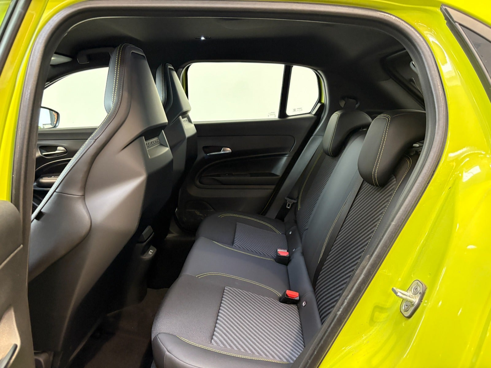 Grøn Abarth 600e fra 2025