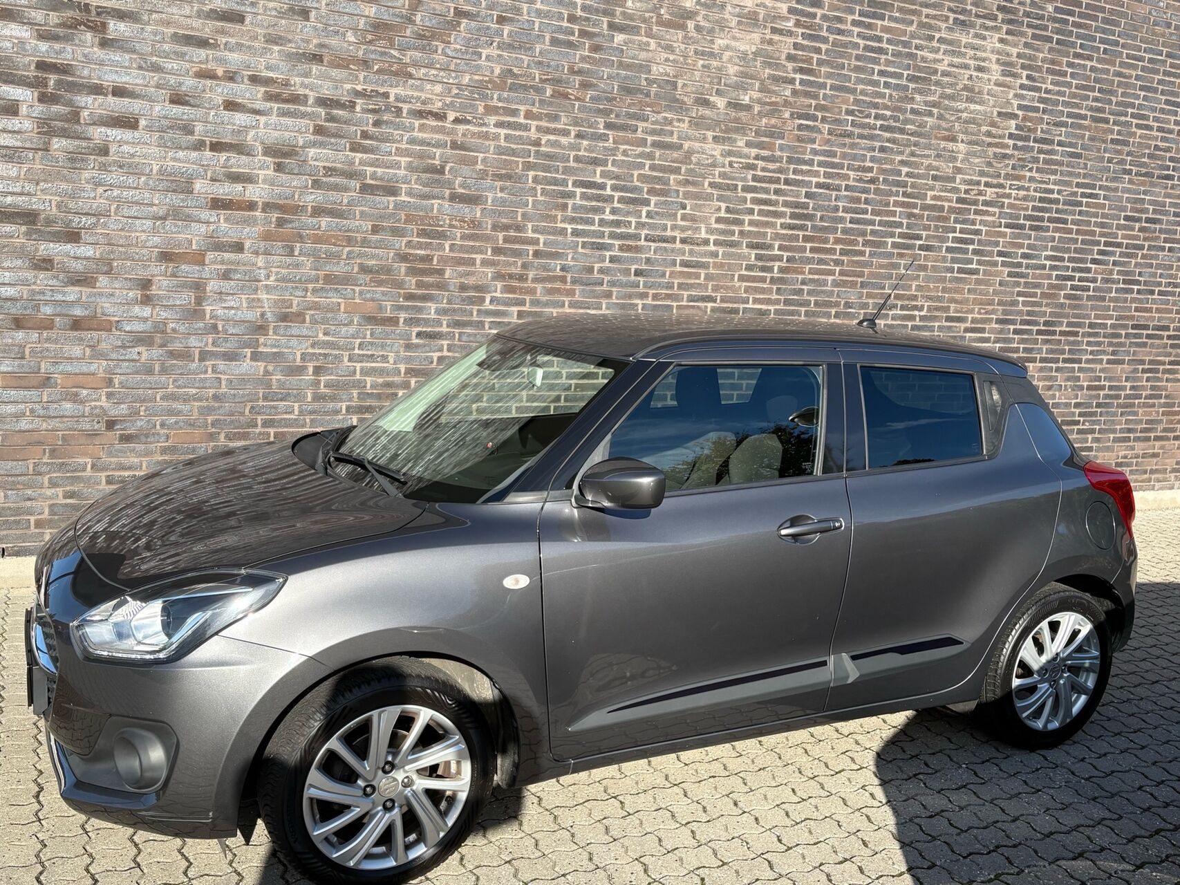 Grå Suzuki Swift fra 2021