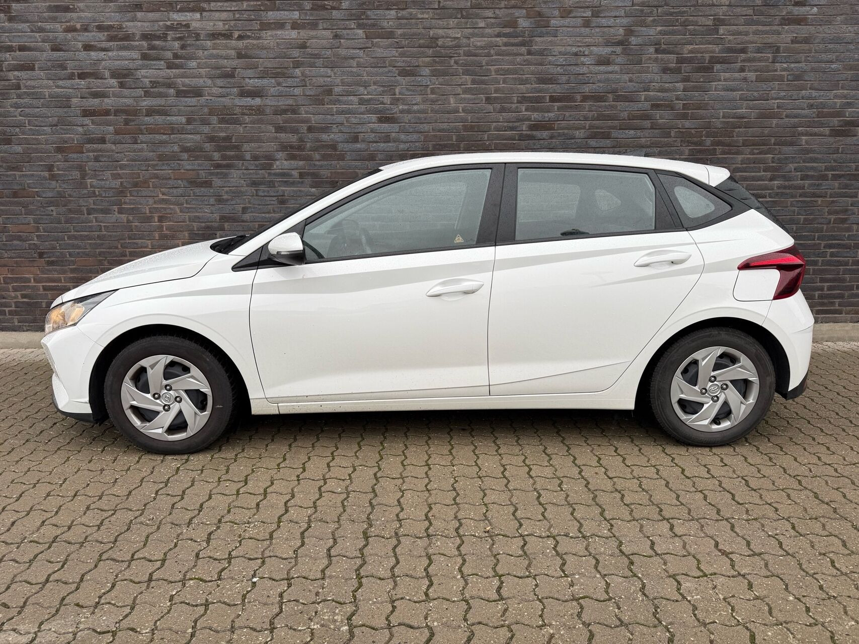 Hvid Hyundai i20 fra 2022