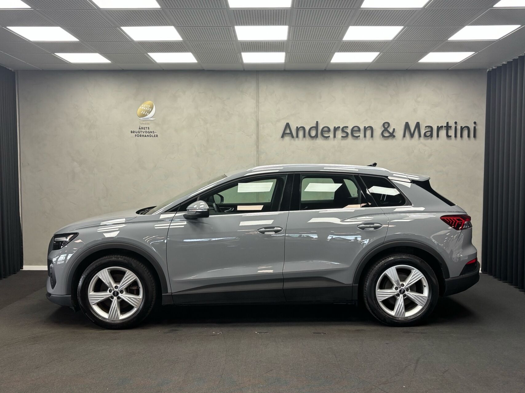 Grå Audi Q4 fra 2023