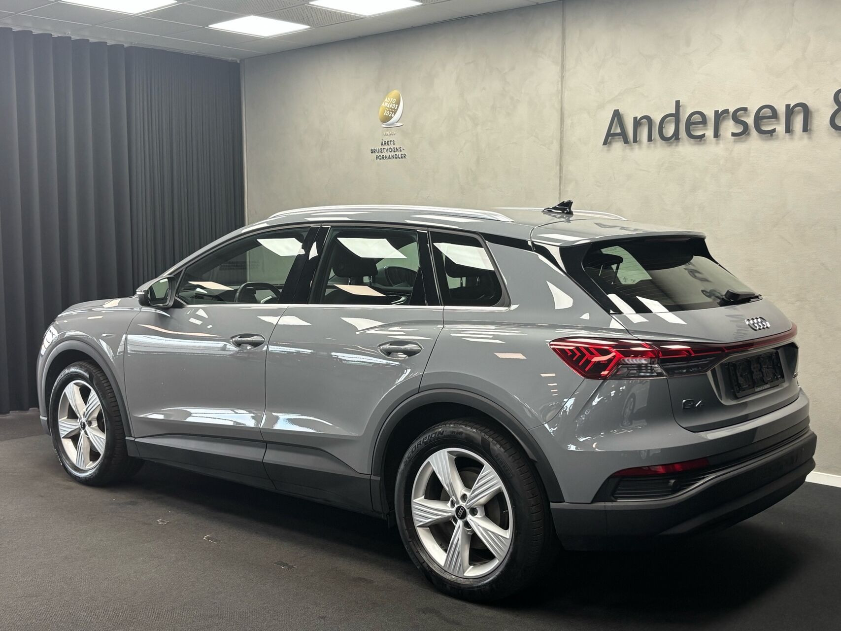 Grå Audi Q4 fra 2023