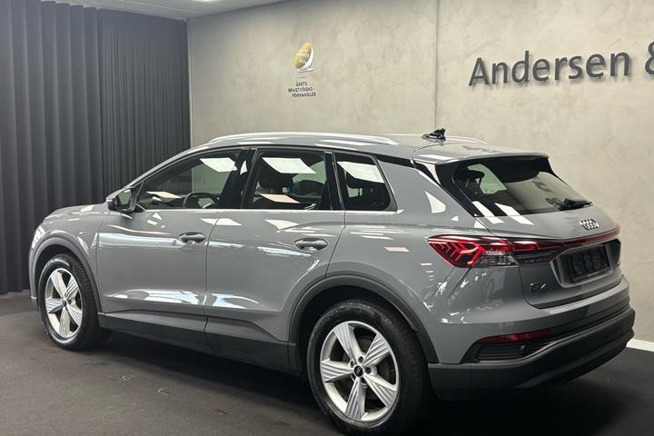 Grå Audi Q4 fra 2023