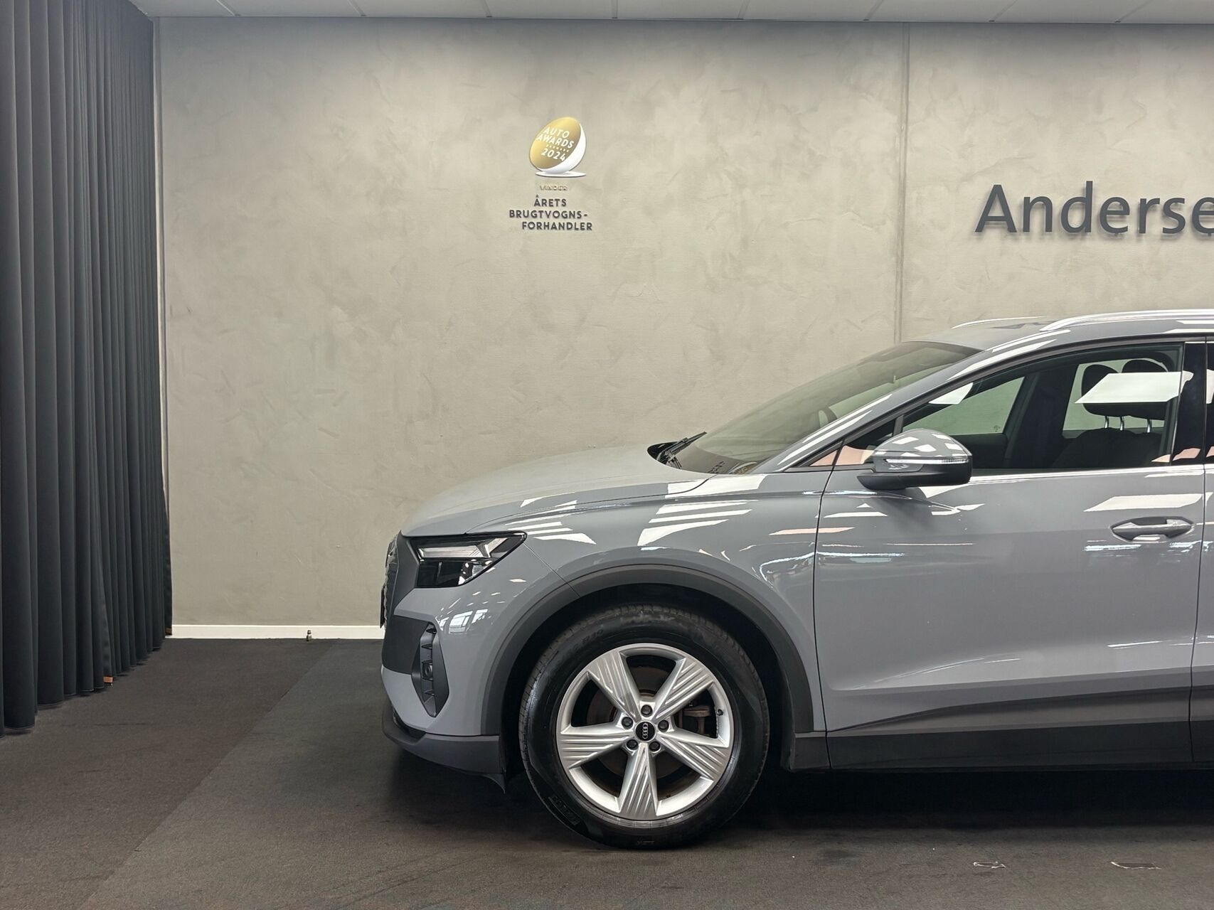 Grå Audi Q4 fra 2023