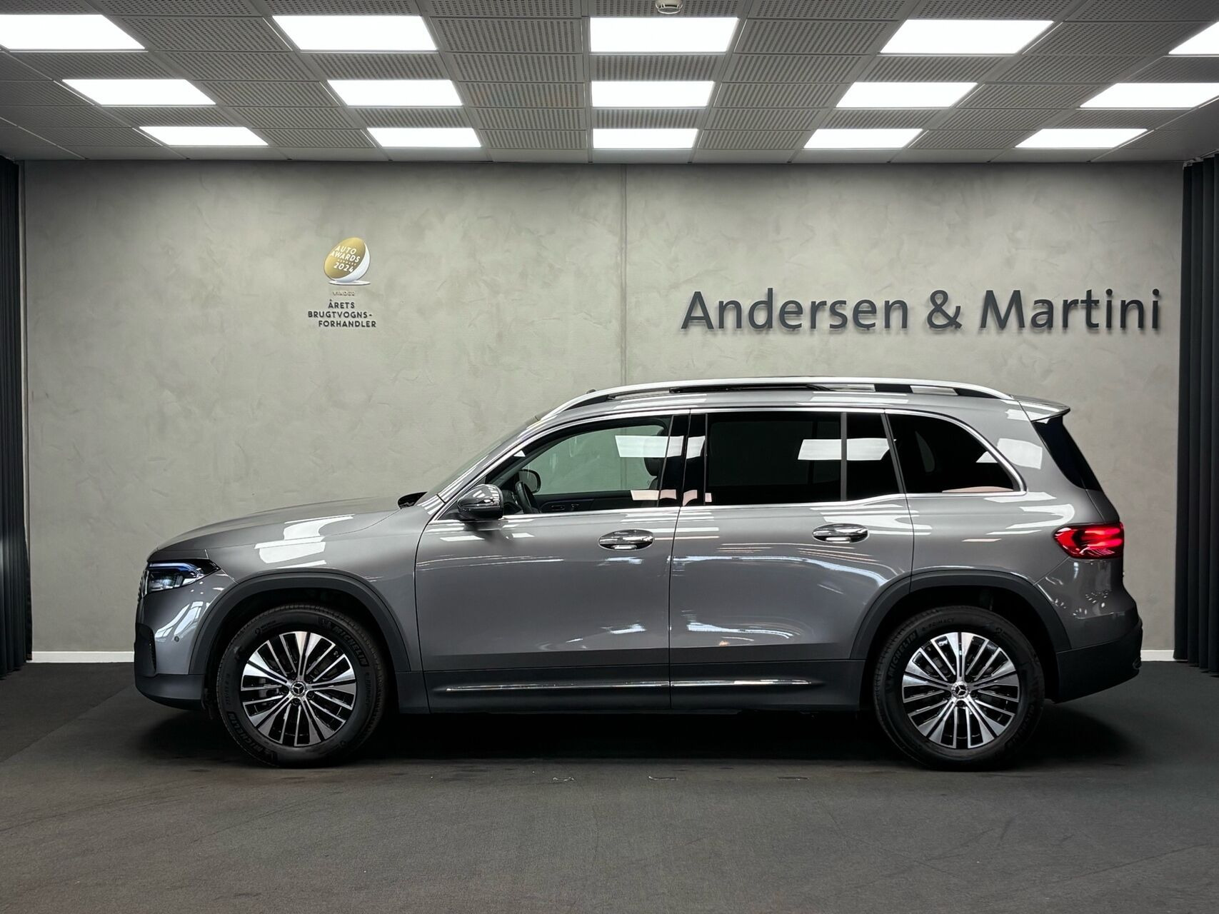 Grå Mercedes EQB250+ fra 2025