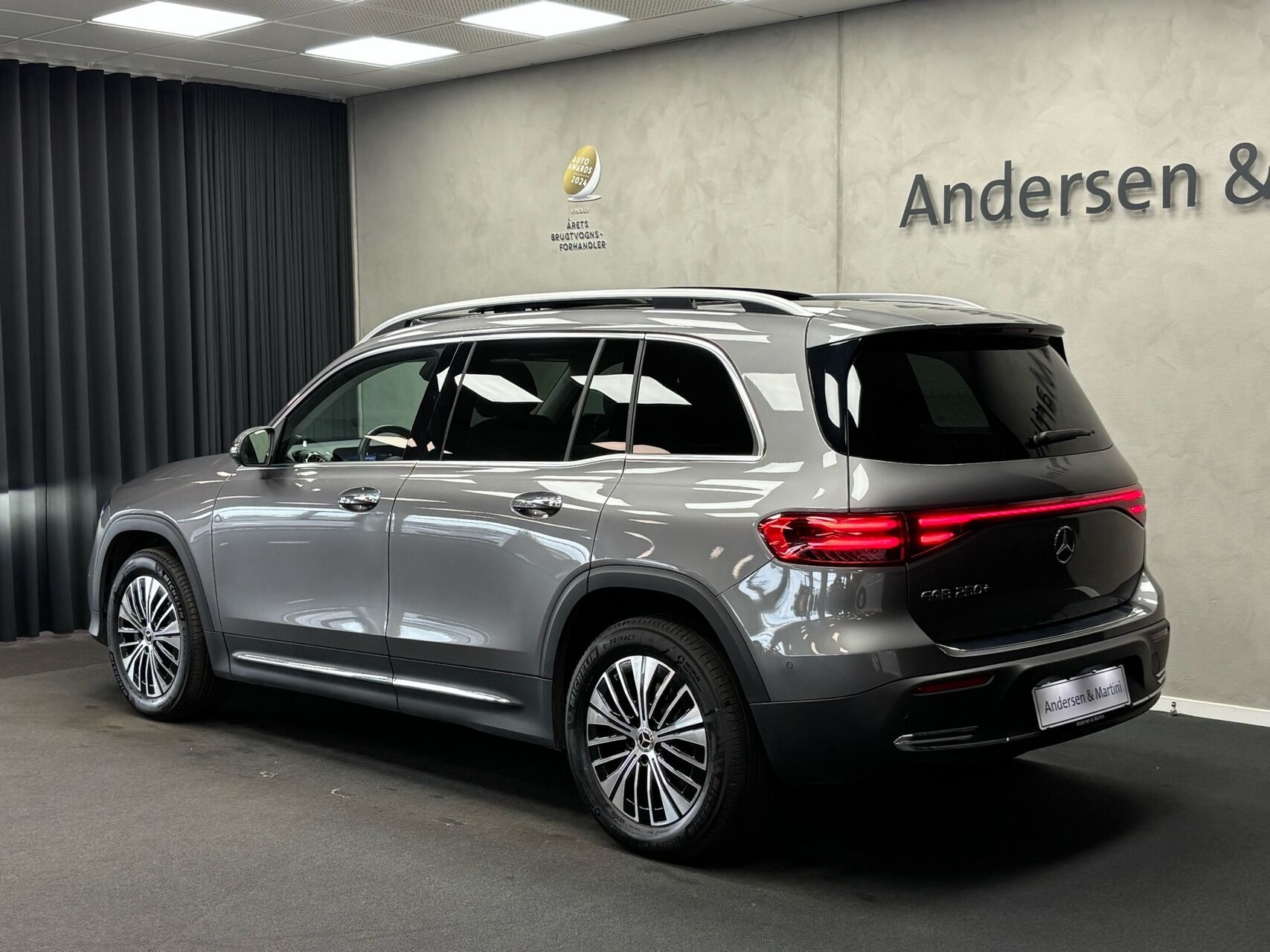 Grå Mercedes EQB250+ fra 2025
