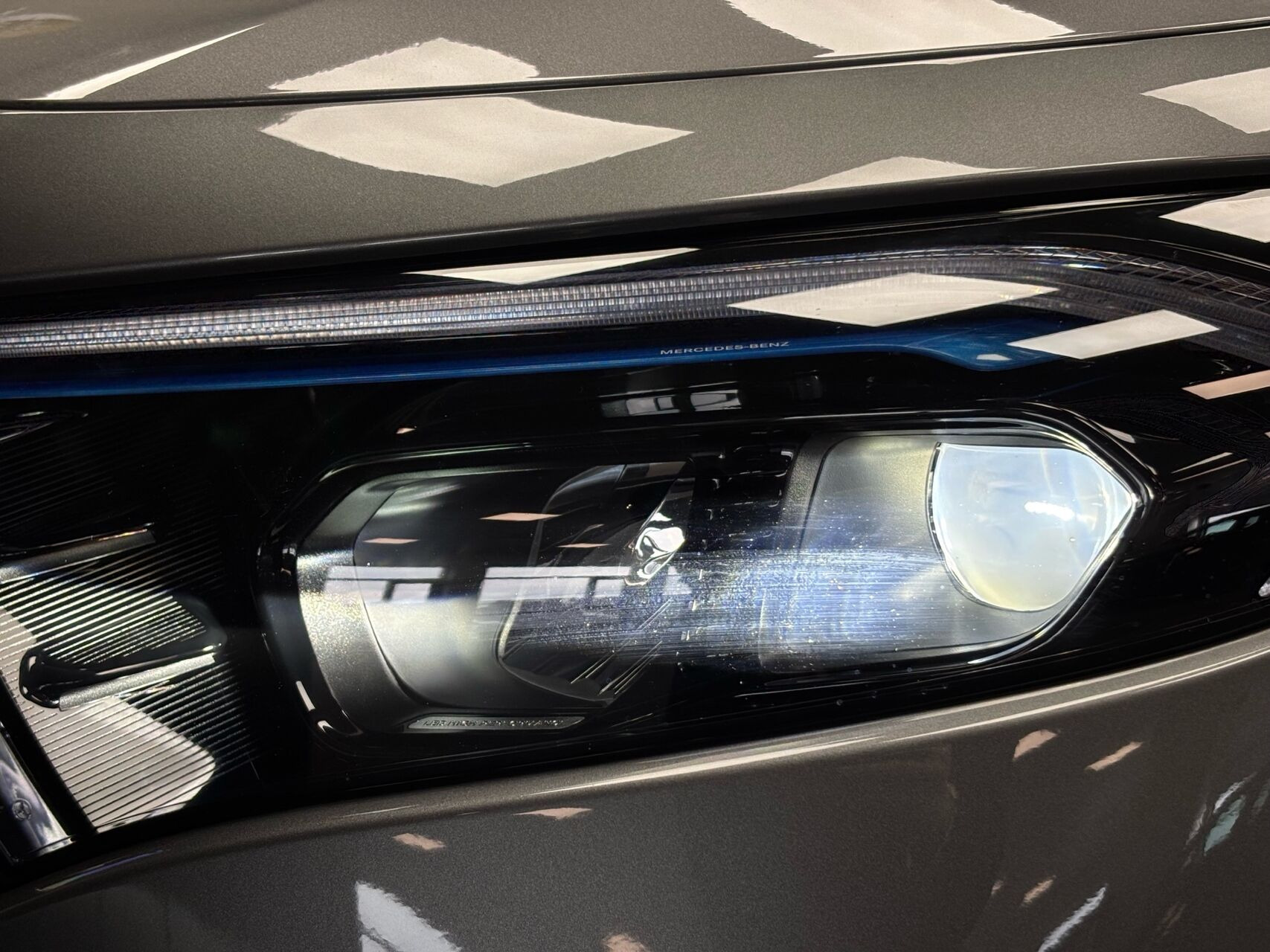 Grå Mercedes EQB250+ fra 2025