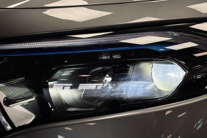 Grå Mercedes EQB250+ fra 2025