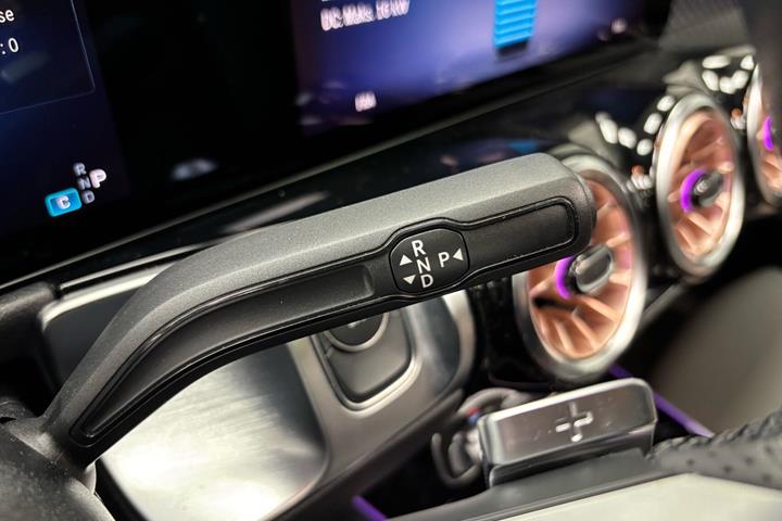 Grå Mercedes EQB250+ fra 2025