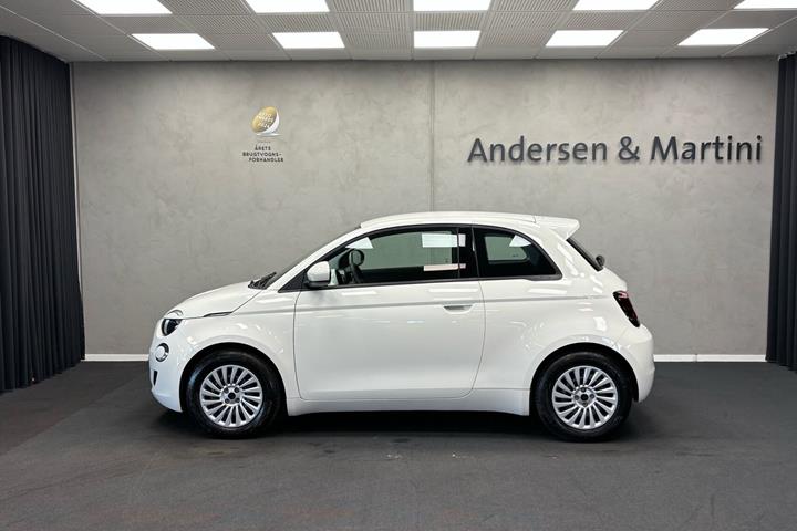 Hvid Fiat 500e fra 2023