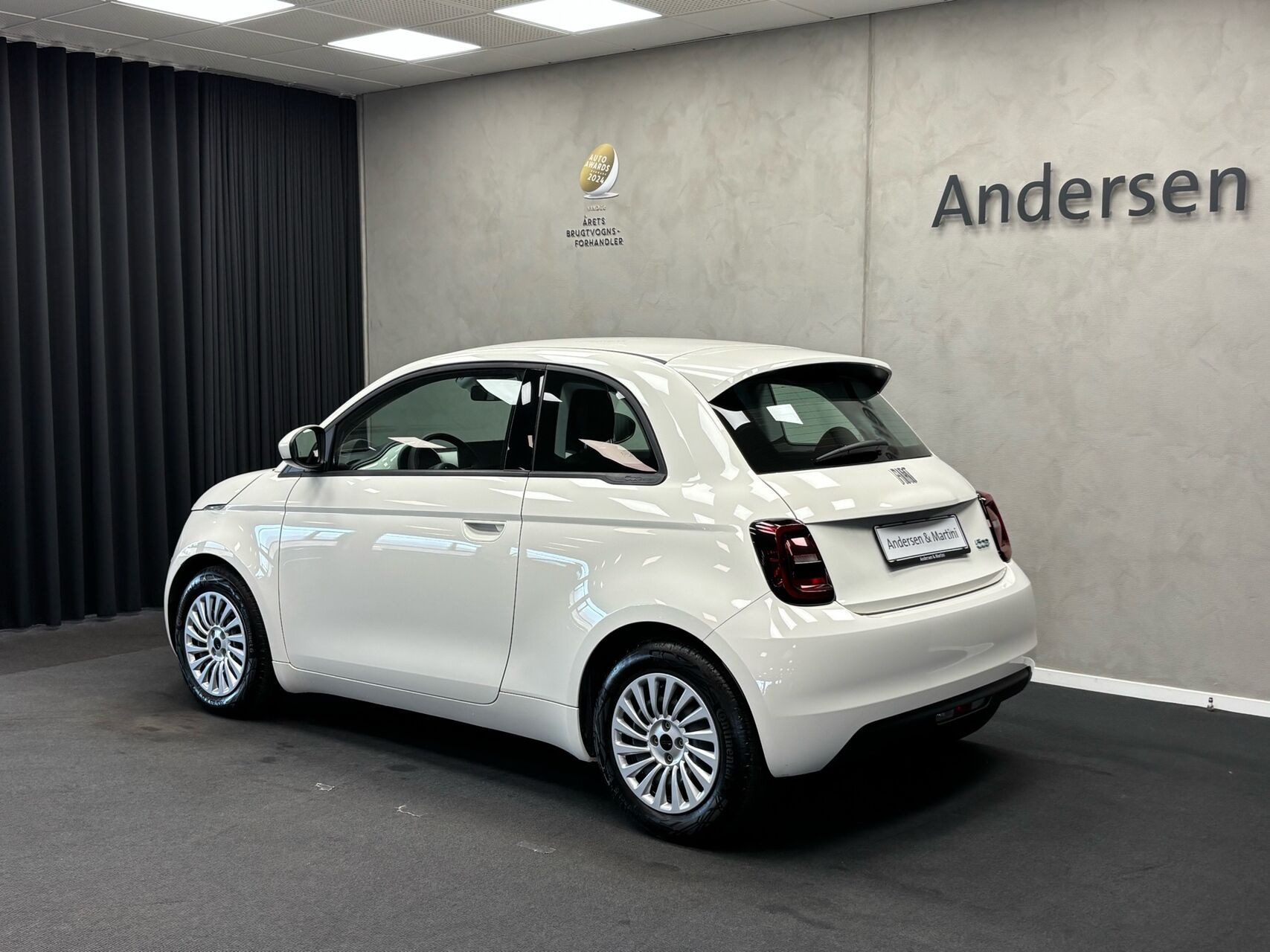 Hvid Fiat 500e fra 2023