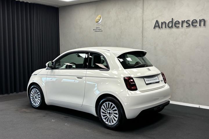 Hvid Fiat 500e fra 2023