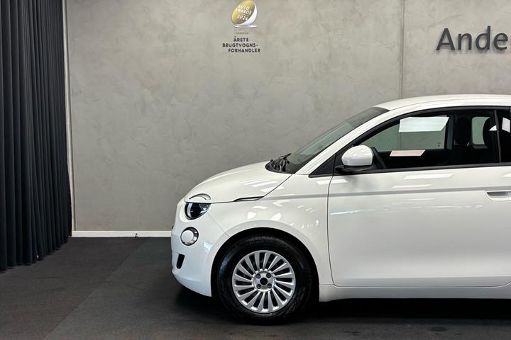 Hvid Fiat 500e fra 2023