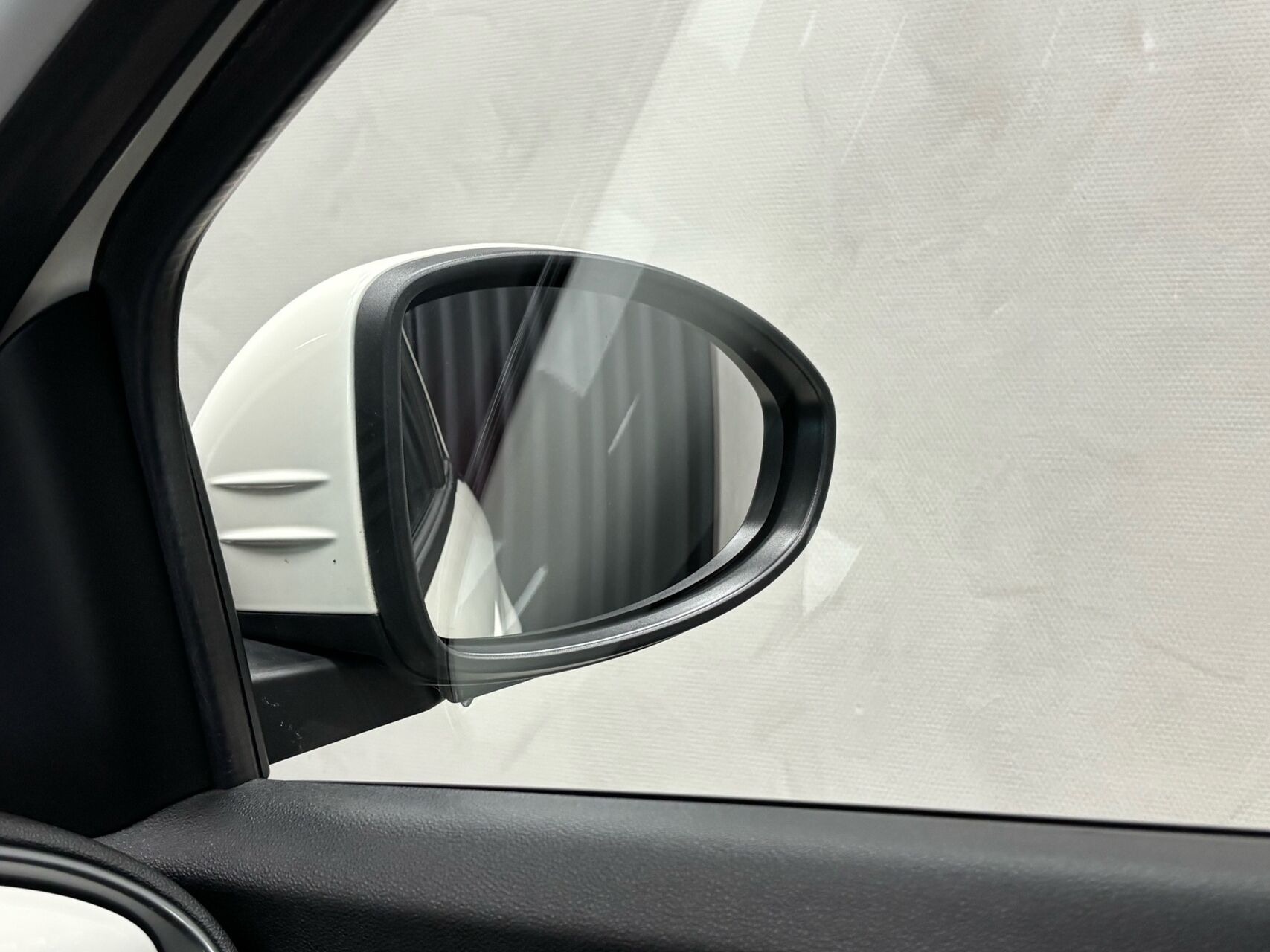 Hvid Fiat 500e fra 2023
