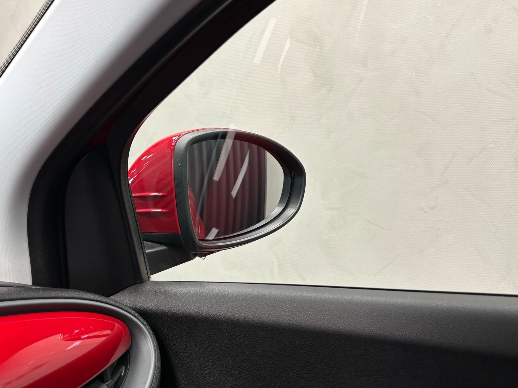 Rød Fiat 500e fra 2023