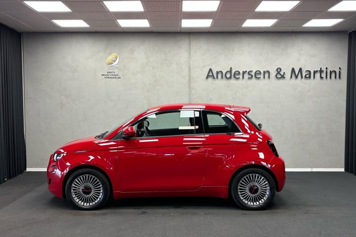 Rød Fiat 500e fra 2023