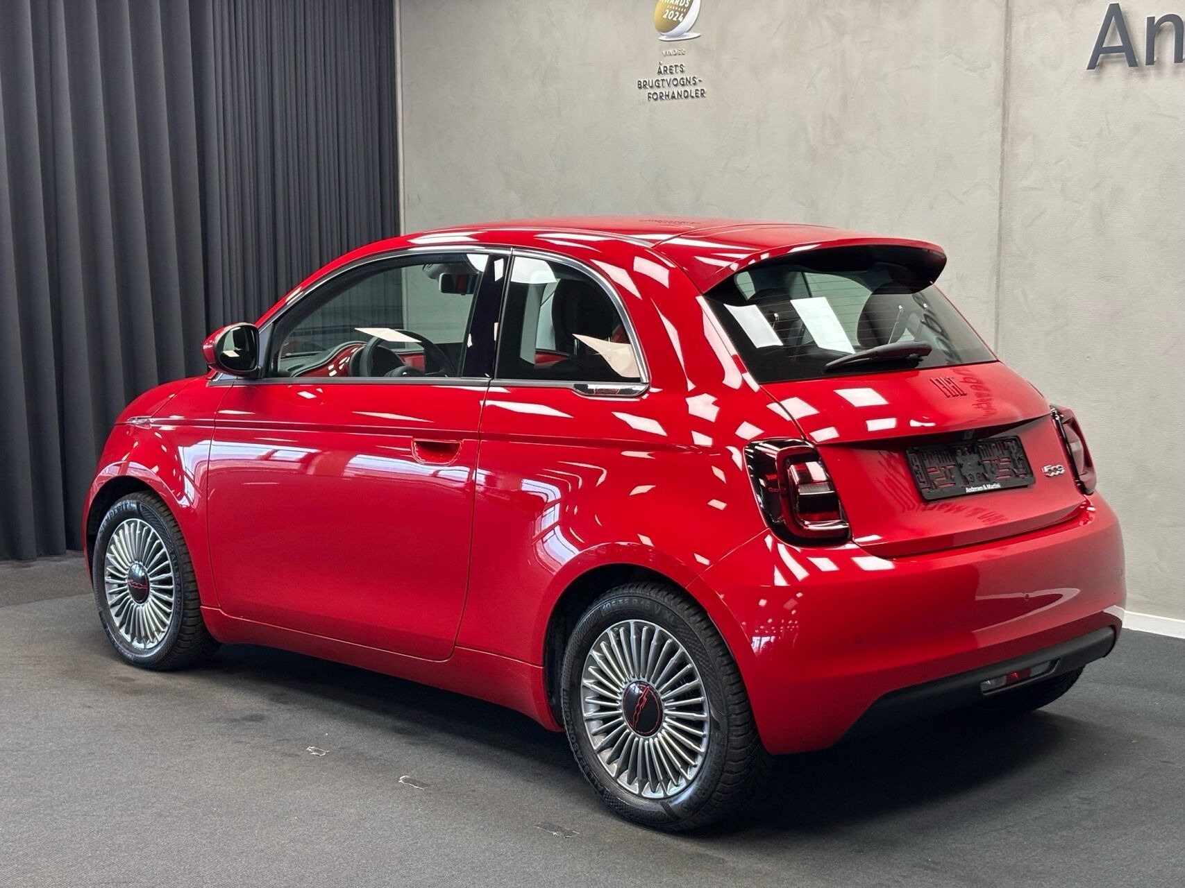 Rød Fiat 500e fra 2023