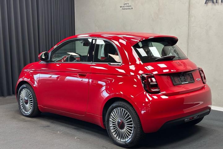 Rød Fiat 500e fra 2023