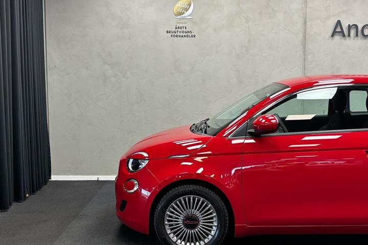 Rød Fiat 500e fra 2023