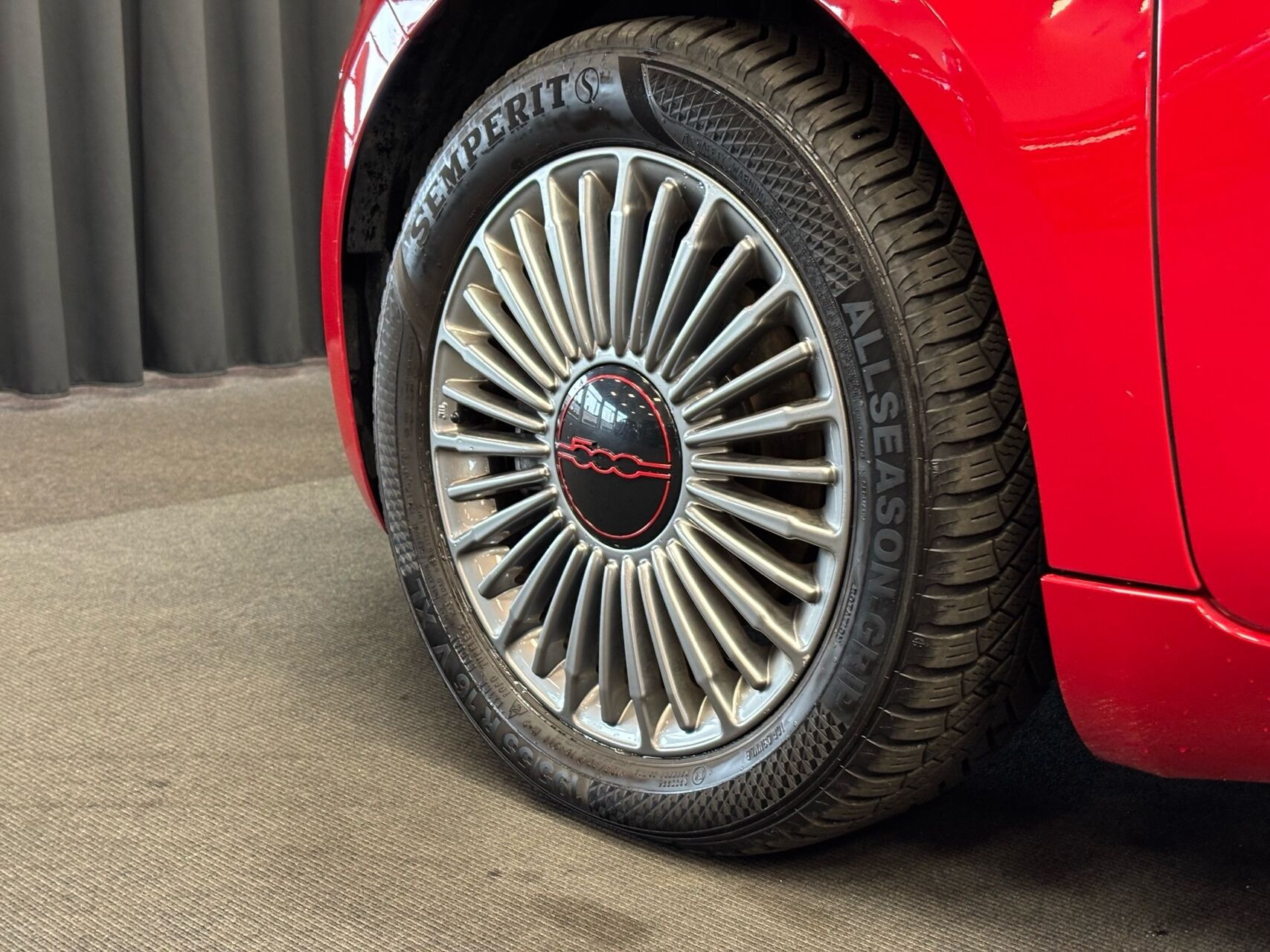 Rød Fiat 500e fra 2023