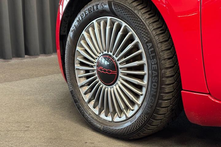 Rød Fiat 500e fra 2023