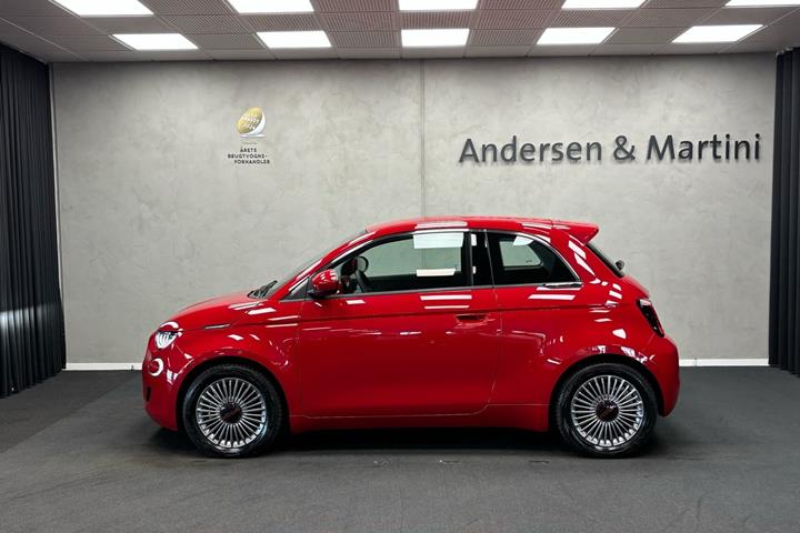 Rød Fiat 500e fra 2023