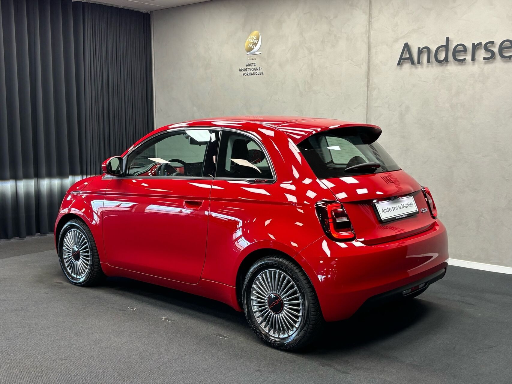 Rød Fiat 500e fra 2023